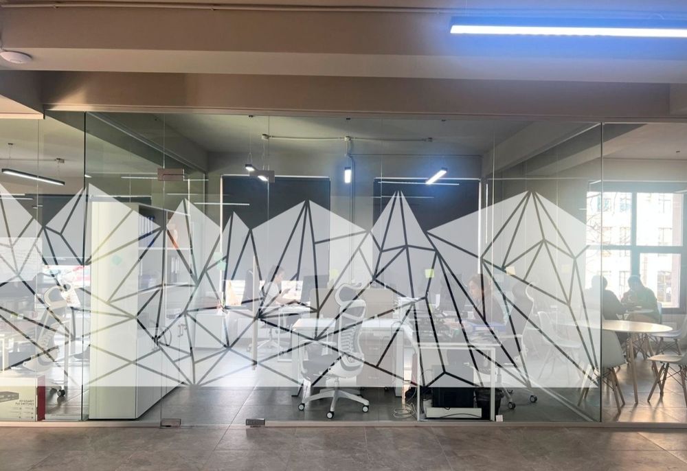 Матирование офисных перегородок плёнкой