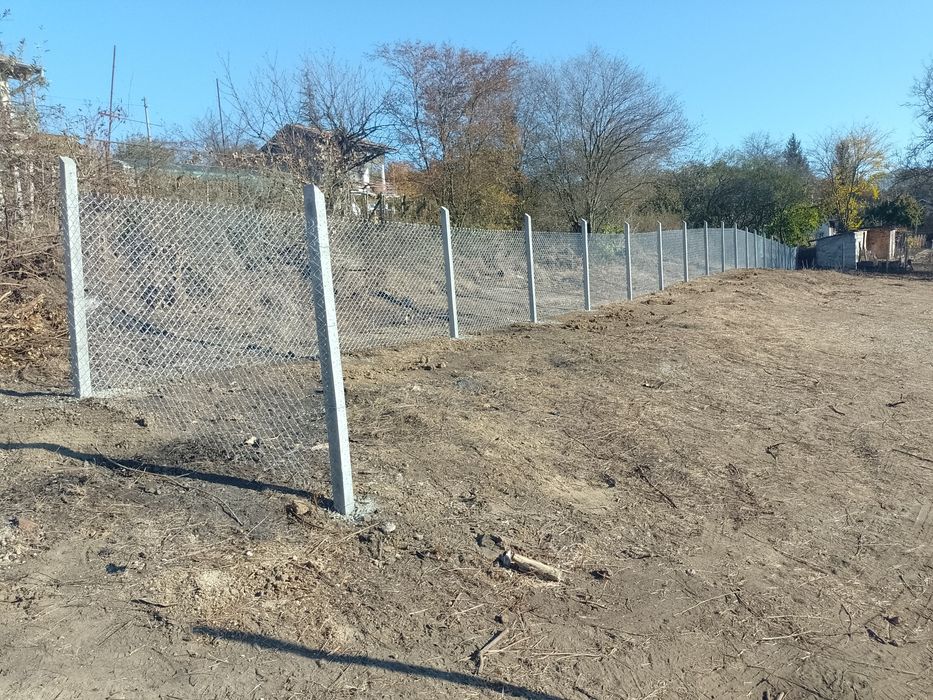 изграждане на огради  ( ограда) с бетонни колове, мрежа, септични ями
