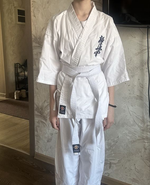 Продам кимоно белое для каратэ