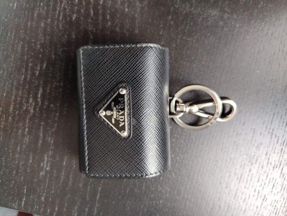 Продам чехол на airpods от prada оригинал
