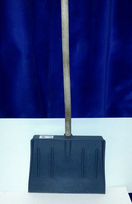 Lopeți pentru zăpadă din plastic cu coada din lemn NOI - 30 Lei/bucata