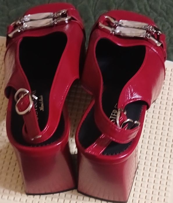 Продам босоножки женские