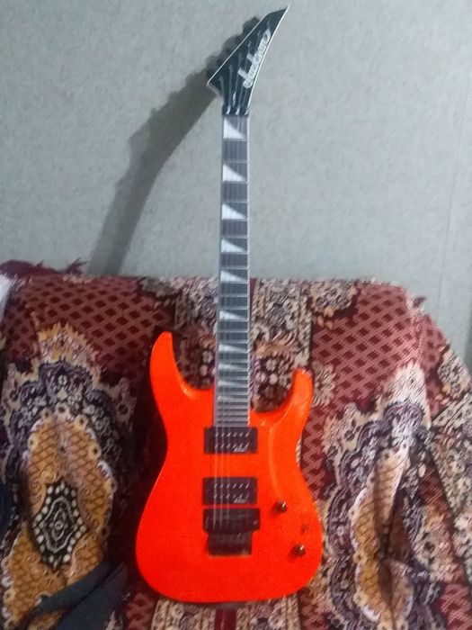 Продам электрогитару.