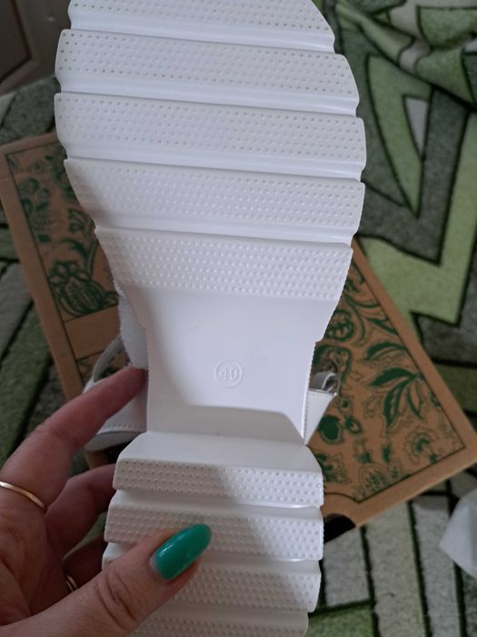 Продам Босоножки новые ,белые