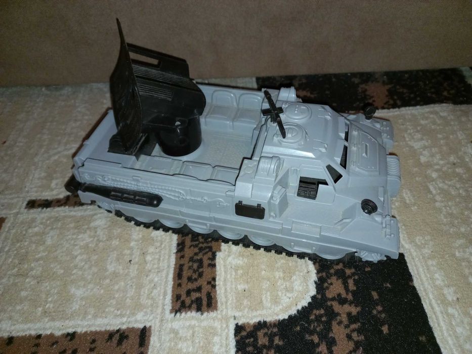Продам танк игрушка