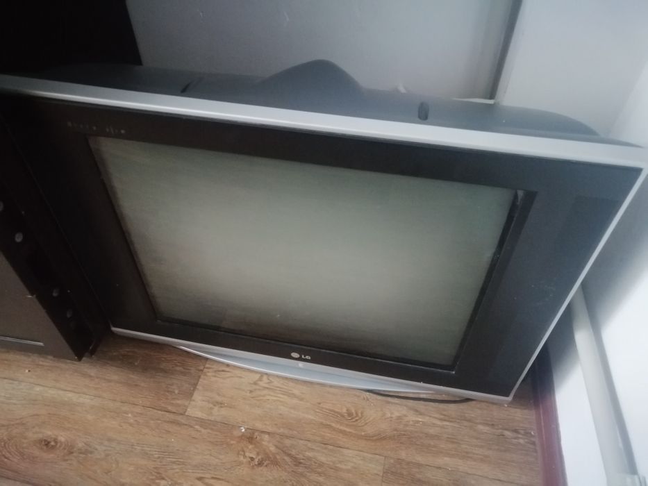 Телевизор сатылады.  Бу бәрі жасайды пулты жок.