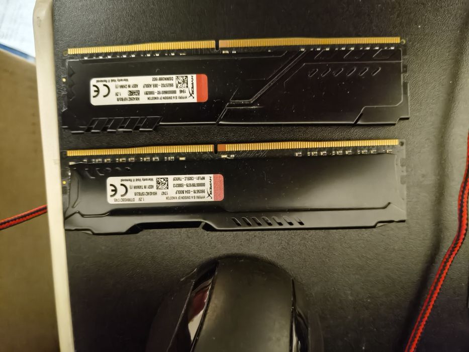 Vând RAM DDR4 8GB 2400/2666 Kingston HyperX Fury