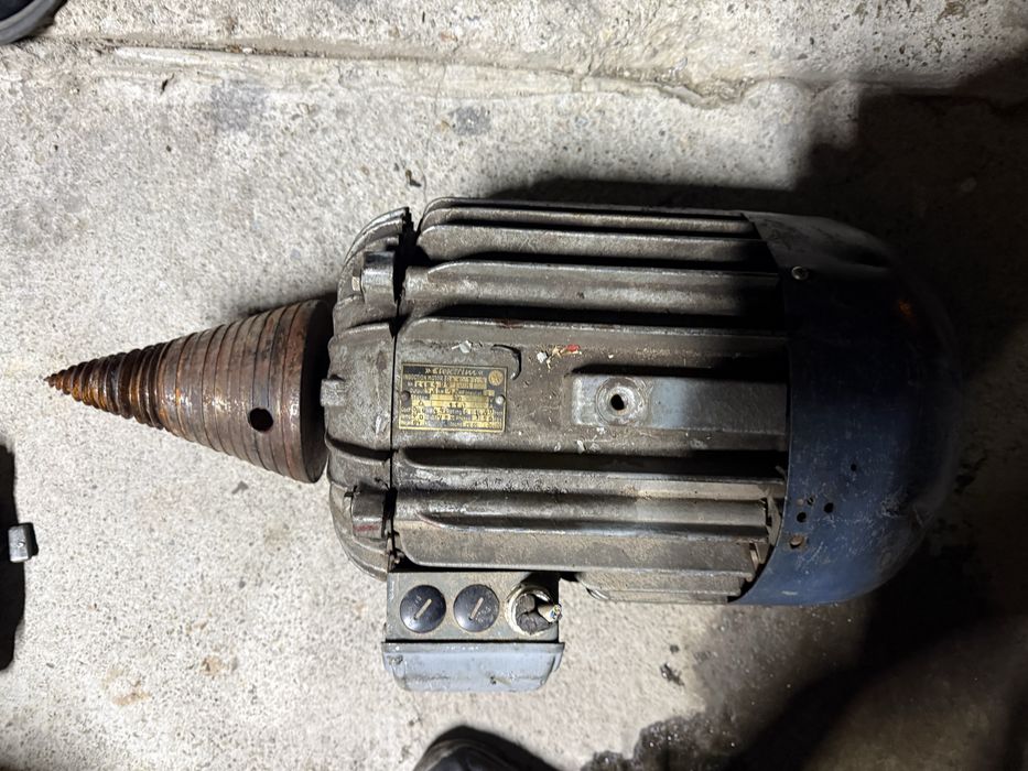 Con crapator de lemne cu motor