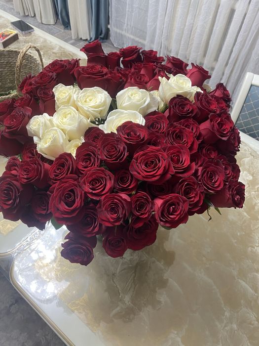 Свежие цветы красные розы