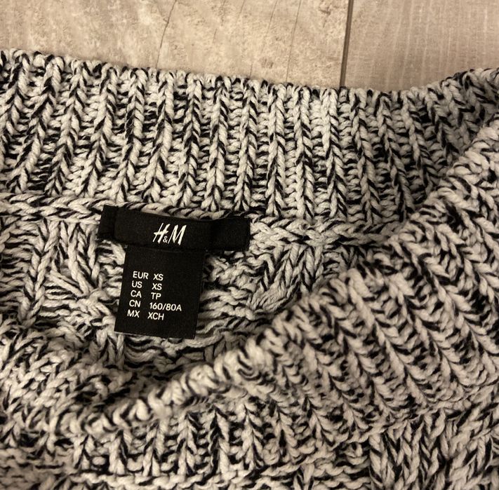 Pulovere H&M grena, albastru, alb/negru. Pulovar Stradivarius negru.