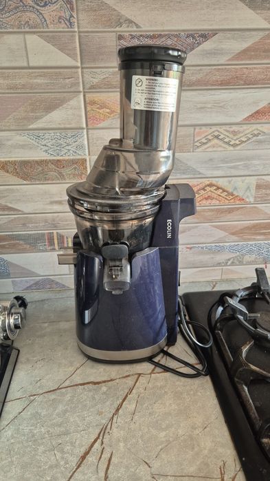 Продам шнековую соковыжималку в отличном состояний