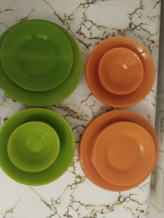 Продам столовый набор тарелок