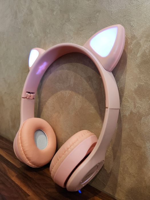 Безжични Wireless слушалки OnEar с лед светлини