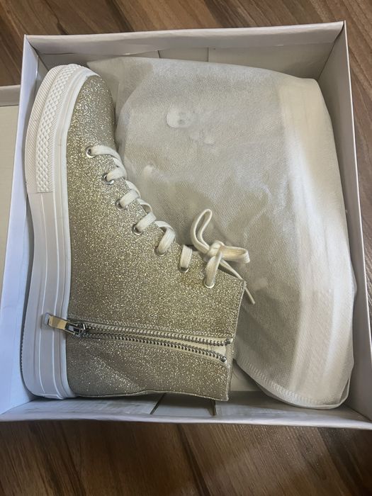 Дамски златисти кецове Скалпърс