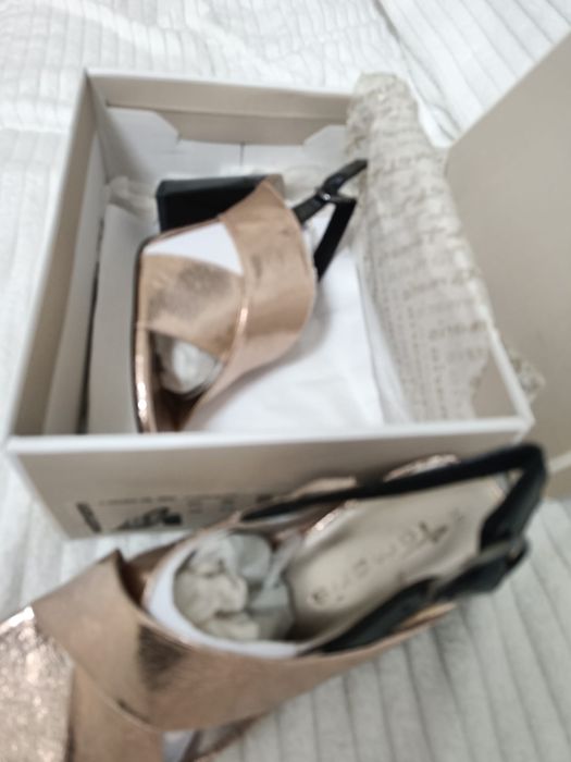 Sandale aurii super frumoase.