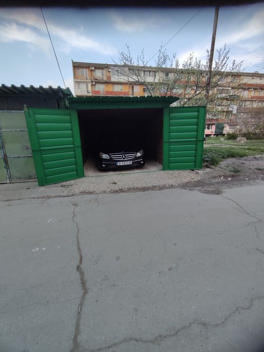 Продавам гаражна клетка