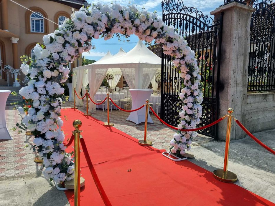 Cort de inchiriat, inchiriem cort, scaune, mese, aranjamente florale