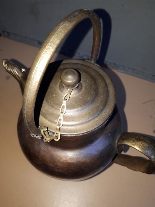 меден чаинин с бронзови орнаменти