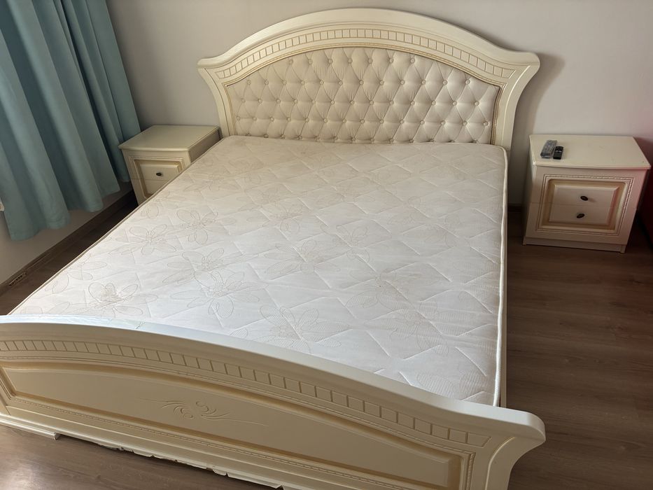 Кровать с матрсом и тумбочками