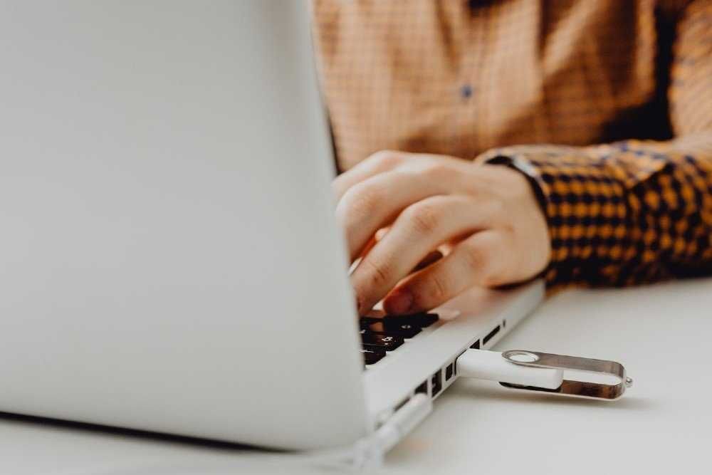 Instalare Windows + Office cu licenta, reparatii laptop, devirusare