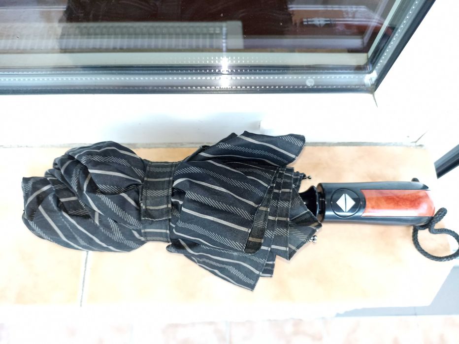 Umbrelă – folosită, în stare bună