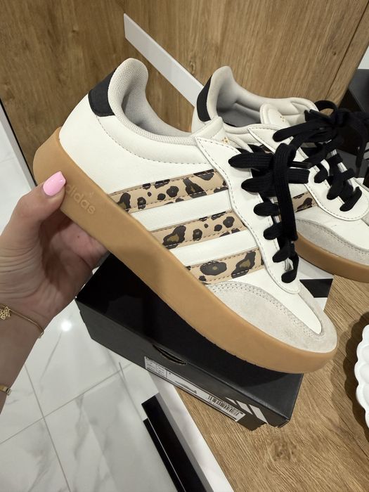 Обувки Adidas.