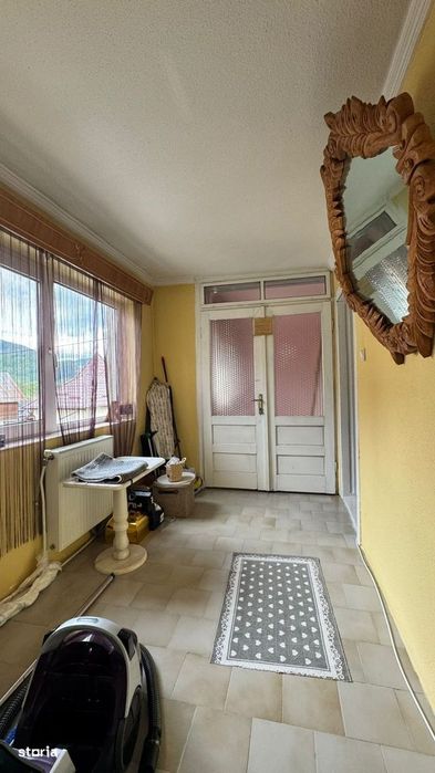 Casă Cu 9 Camere In Rucăr, Teren 1.187 Mp – Potențial Turistic |