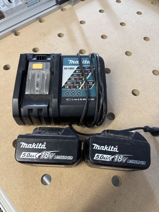 Makita 2 baterii 18v 5ah si incarcator