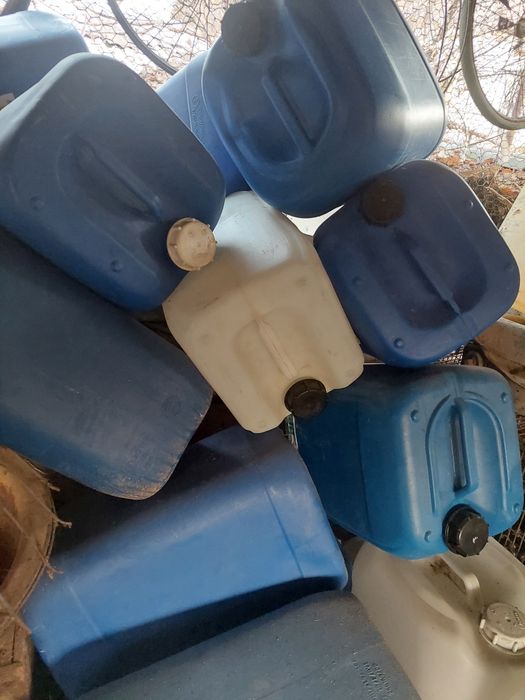 Продам пластиковые  канистры