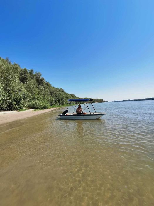 Barca cu motor pentru pescuit