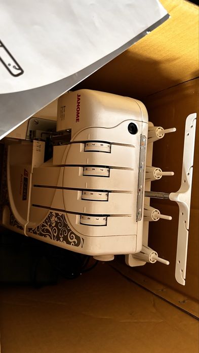 Продам оверлок Janome