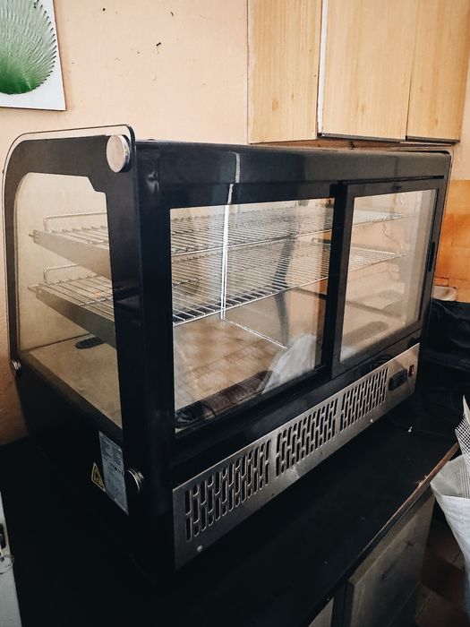 Хладилна витрина сладкарска 160л