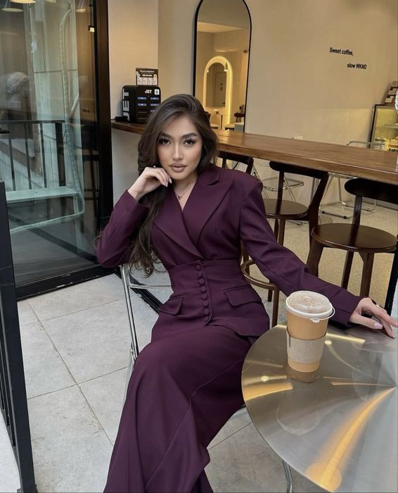 Брючный костюм с баской брюками палацо