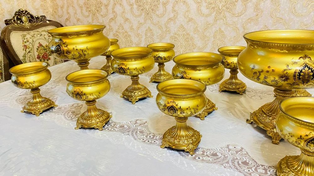 Продаётся сервиз золотистого цвета