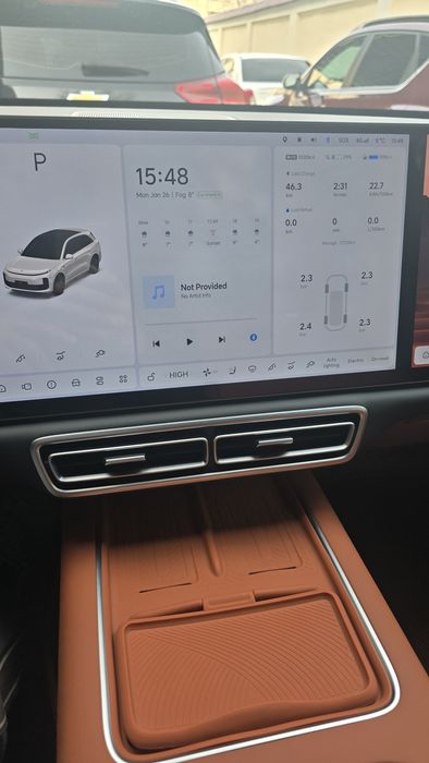 Ли макс сотилади