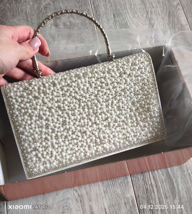 Булчинска рокля в комплект с обувки чанти и каса за пликове