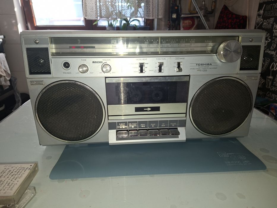 Radiocasetofon boombox Toshiba RT-120S,  4 benzi radio, 1983, funcțional