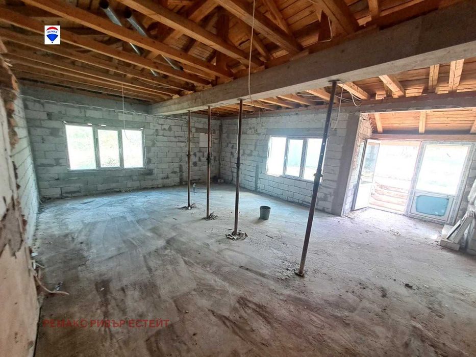 Селска къща за продажба в с. Бръшлен