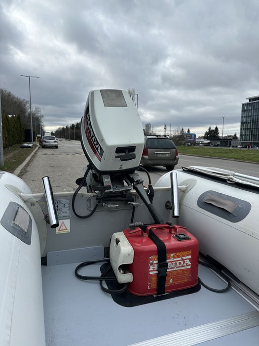 Надуваема лодка с двигател Honda и колесар