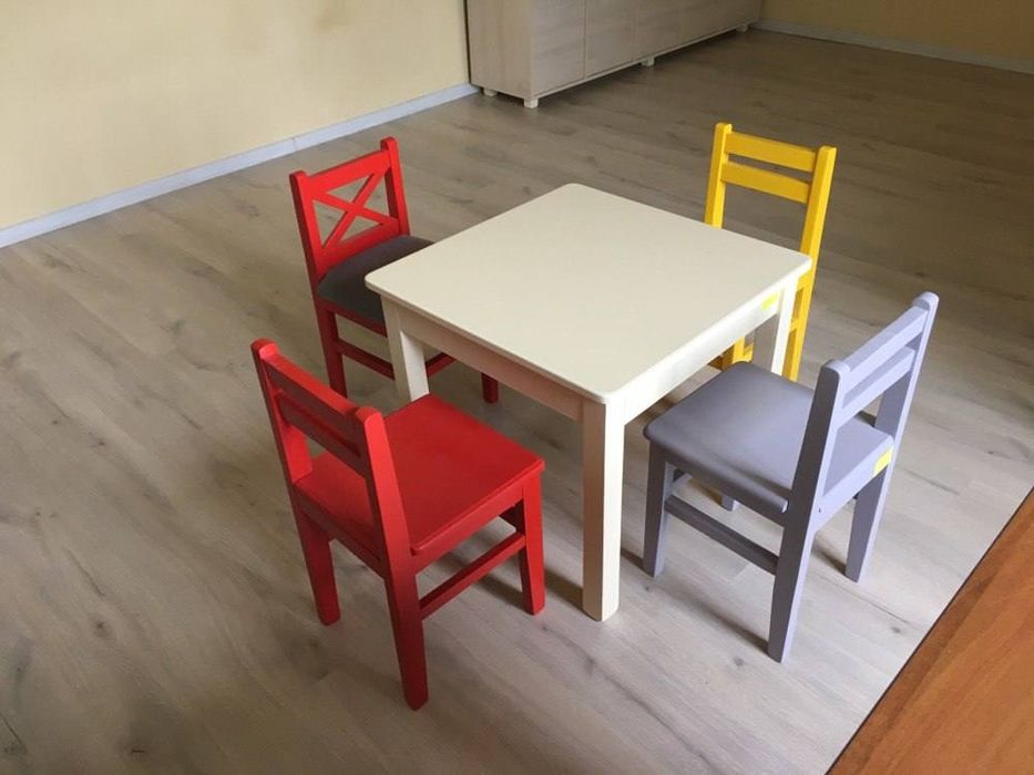 Детский комплект стол со стульями