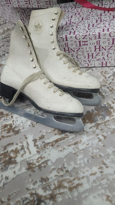 Продам коньки за 8000