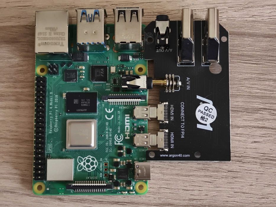 Mini PC - Raspberry Pi 4 Model B 4GB + кутия Argon One M.2 + SSD 120GB