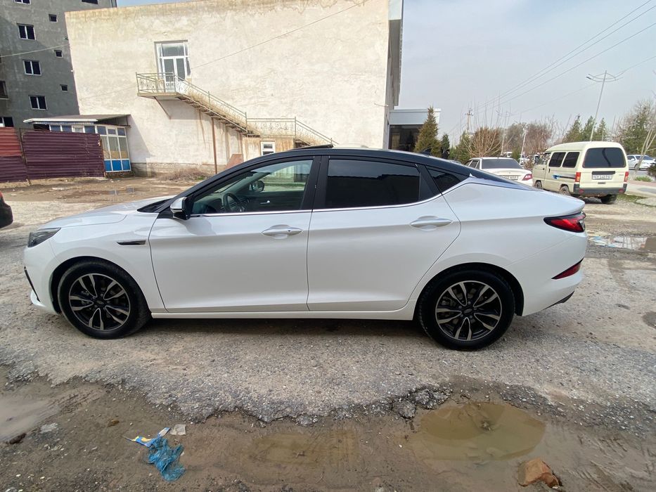 Jac j7 engil avtomobil