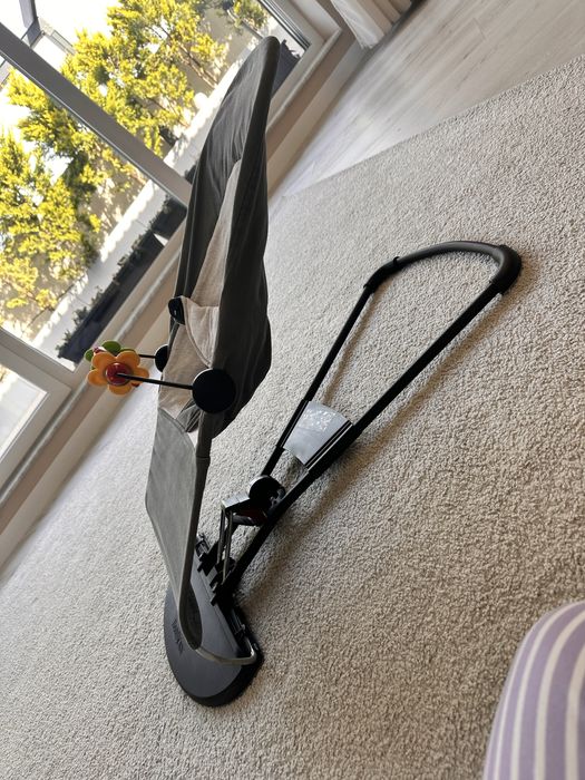 Șezlong BabyBjörn Bliss Anthracite + Jucărie Lemn inclusă