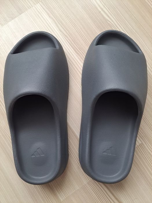 Yeezy slides nepurtati