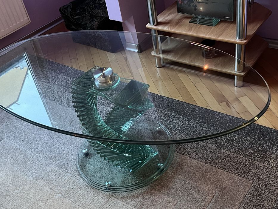Стъклена маса за хол