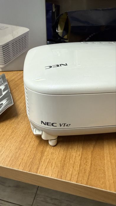 Proiector NEC VT47 LCD pentru home office scoala si prezentari