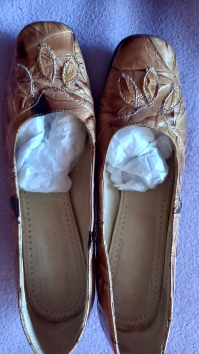 Vand pantofi dama din piele lacuita cu toc, măsură 39