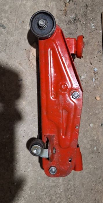 Cric Cârlig pentru remorcare