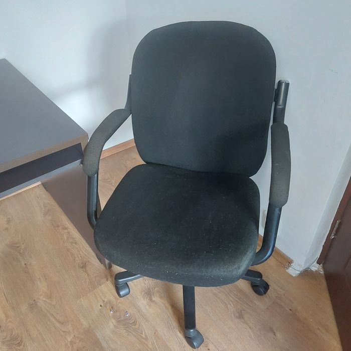 Vând birou cu scaun. Prețul este pentru ambele.